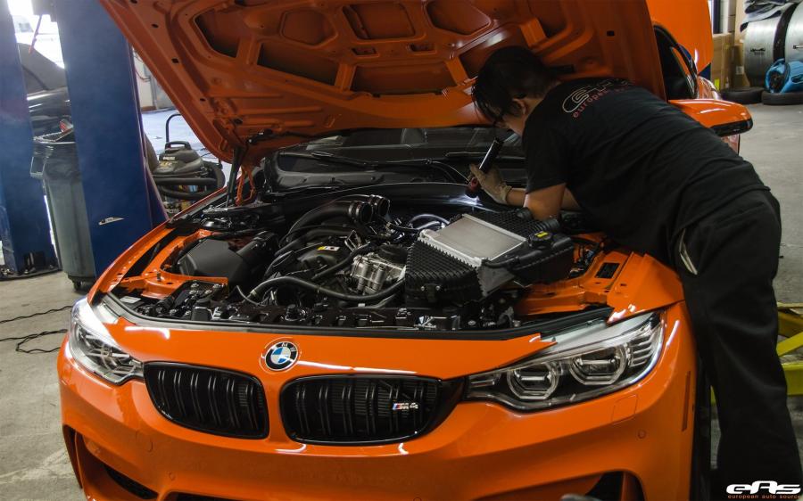 Моторный отсек BMW M4 Convertible Individual Fire Orange by EAS 2016 года  (фото 20 из 25)